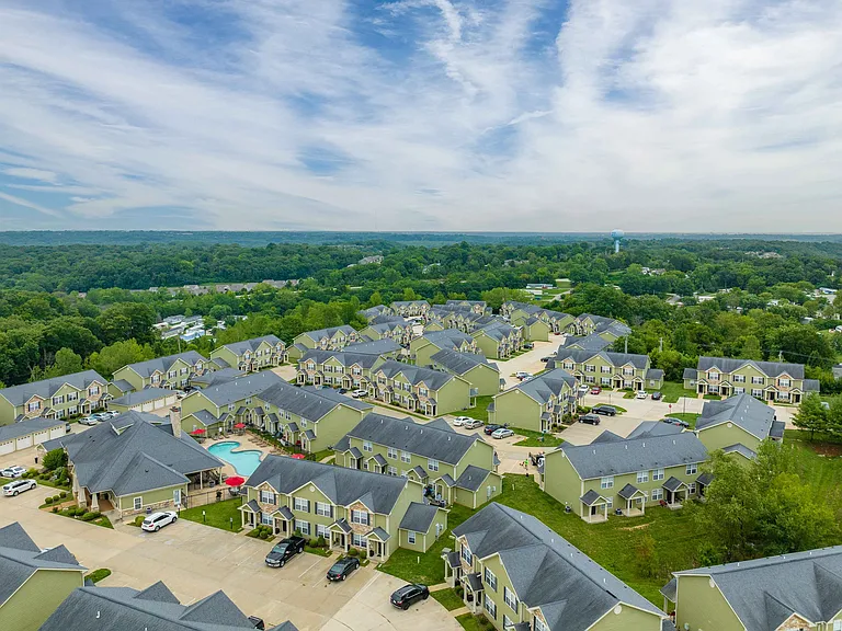 Gravois Ridge Townhome Apartments — Photo 9