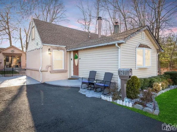 39 Salem Pl, Cliffwood, NJ 07721