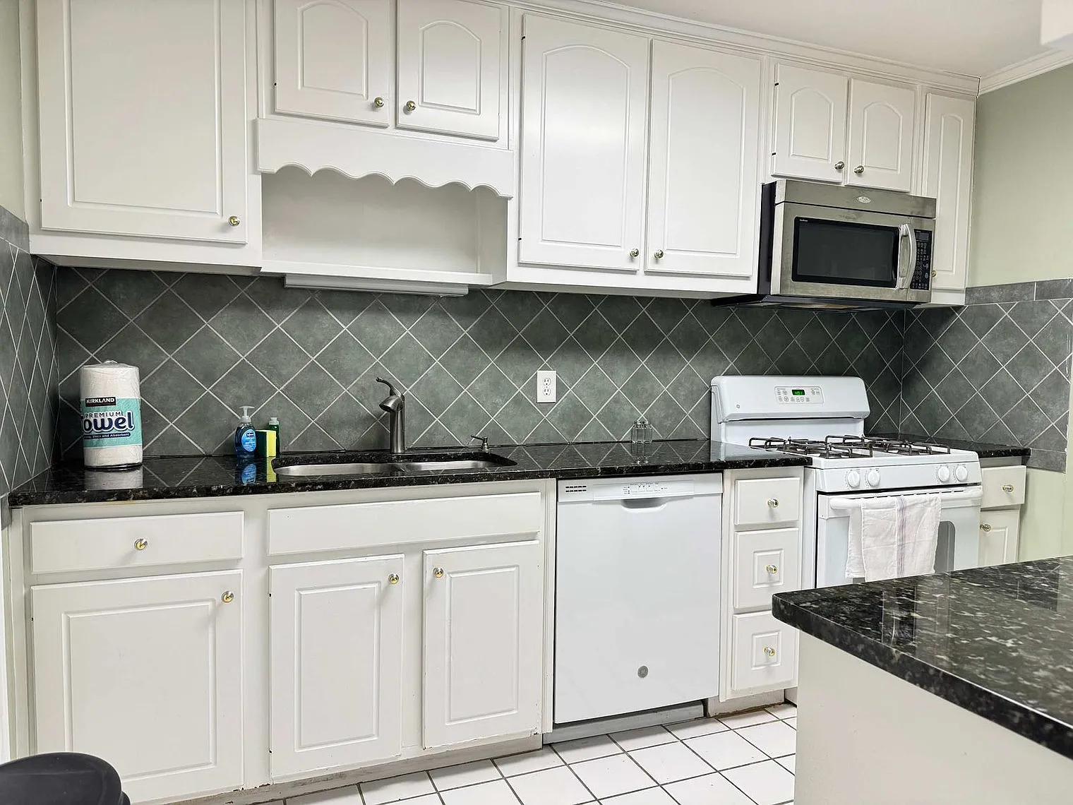 3 bed, 1.0 bath, 1065 sqft, $3,564 — Photo 2