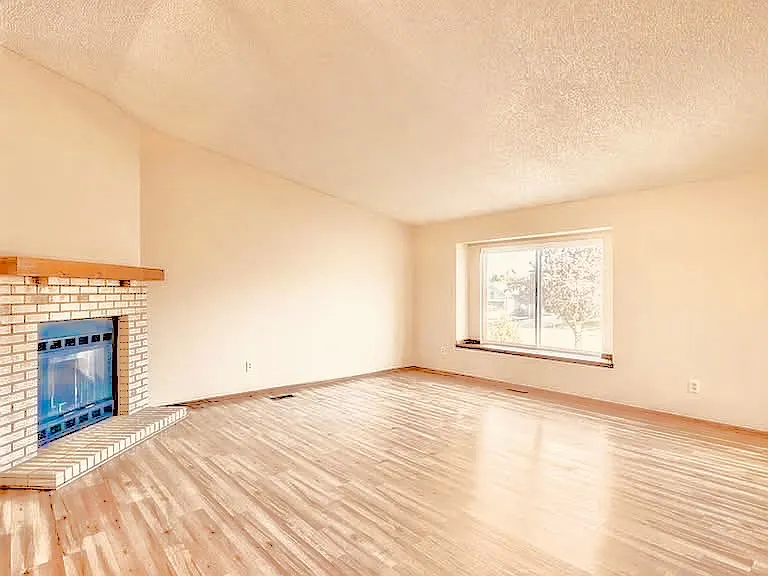 3 bed, 2.5 bath, 2138 sqft, $2,400 — Photo 2