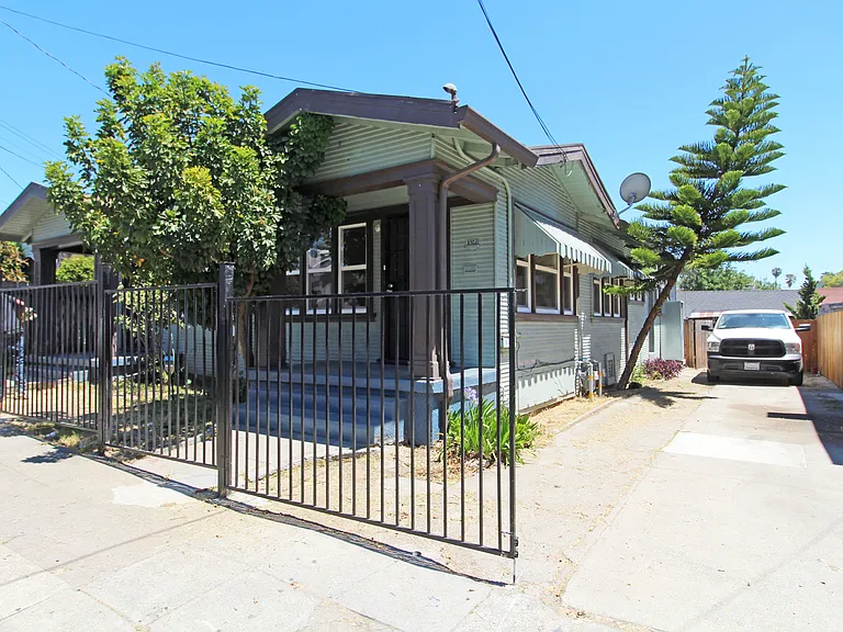 1916-1920 Crosby Ave — Photo 1