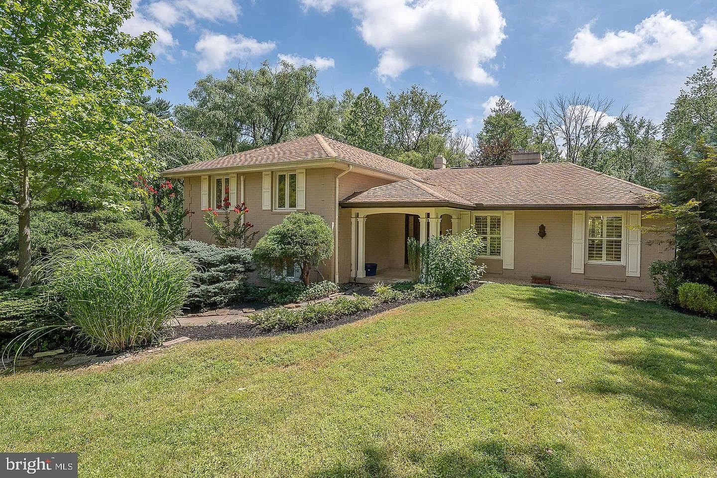 5 bed, 3.0 bath, 3169 sqft, $7,500 — Photo 1
