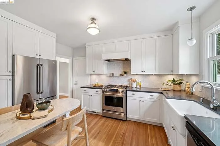 741 Grosvenor Pl — Photo 3