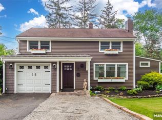 3 Monroe St, Waldwick, NJ 07463