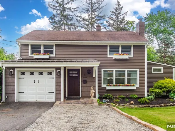 3 Monroe St, Waldwick, NJ 07463