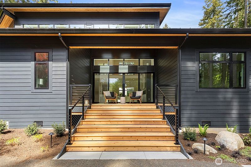3rd image of 13970 Manzanita Road NE