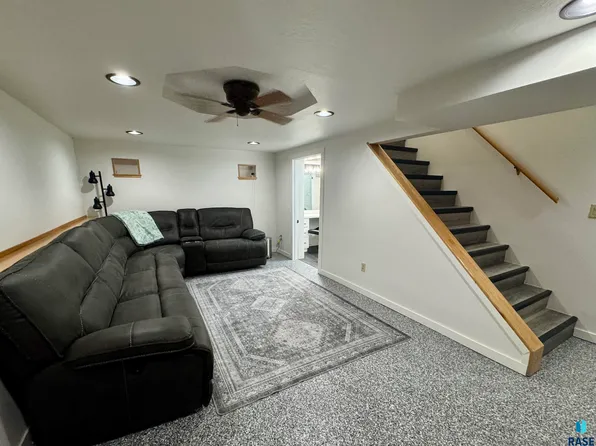 910 W 5th St, Canton, SD 57013