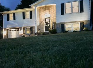 560 Woodland View Dr, York, PA 17406
