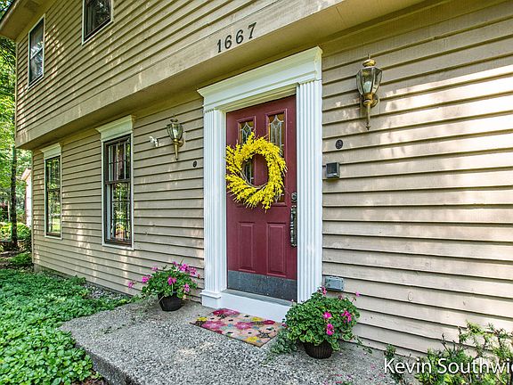 2nd image of 1667 Hillsboro Ave SE