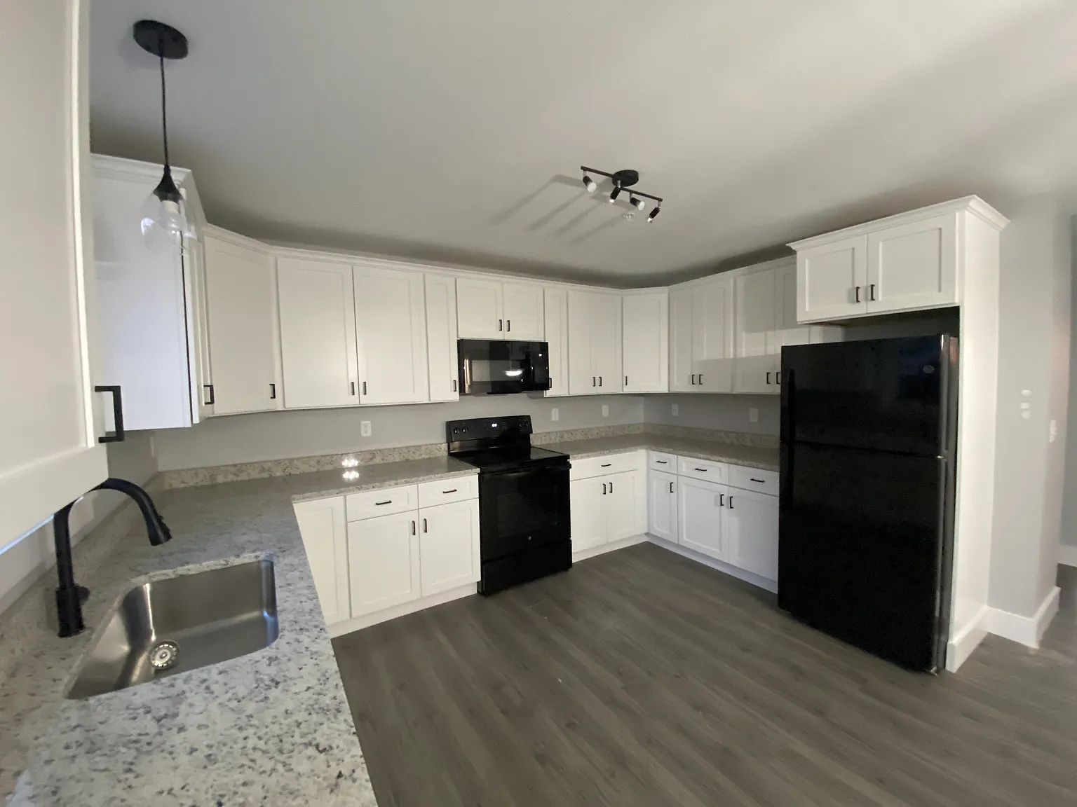 3 bed, 1.5 bath, 2100 sqft, $2,650 — Photo 3