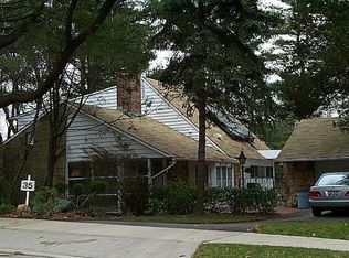 35 Sycamore Ln, Roslyn Heights, NY 11577