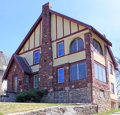 FRONT ENTRANCE OF BUILDING