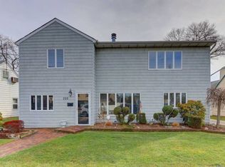 222 Sunnyside Rd, Oceanside, NY 11572
