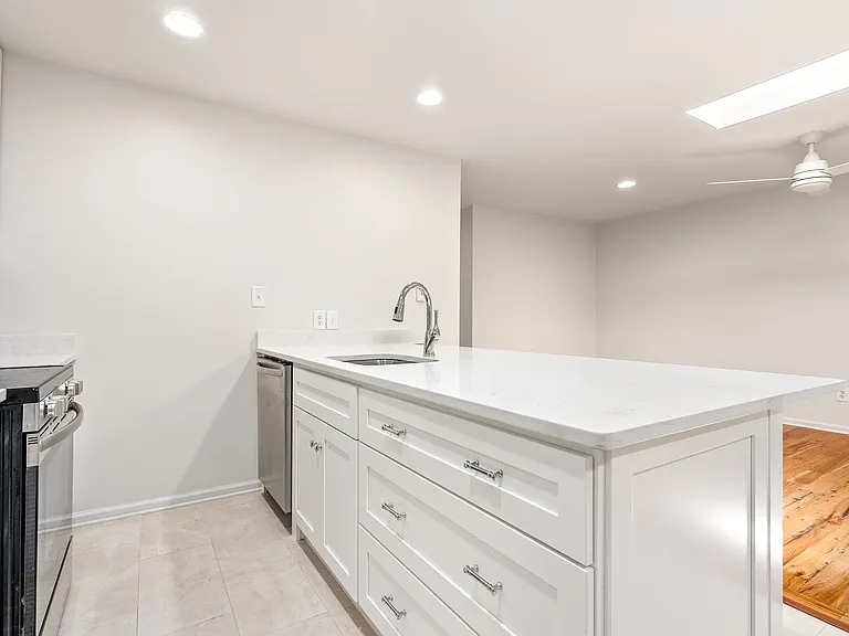 113 N College St #202 — Photo 4