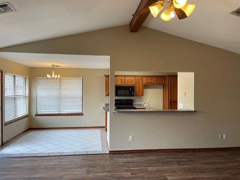 712 NE 19th Ter — Photo 3