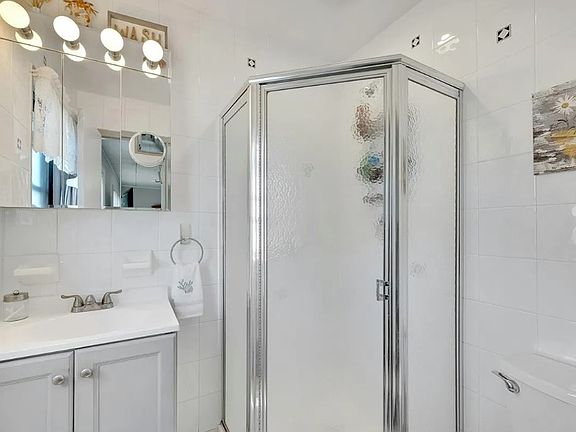 2nd image of 295 Swinton Ave #3