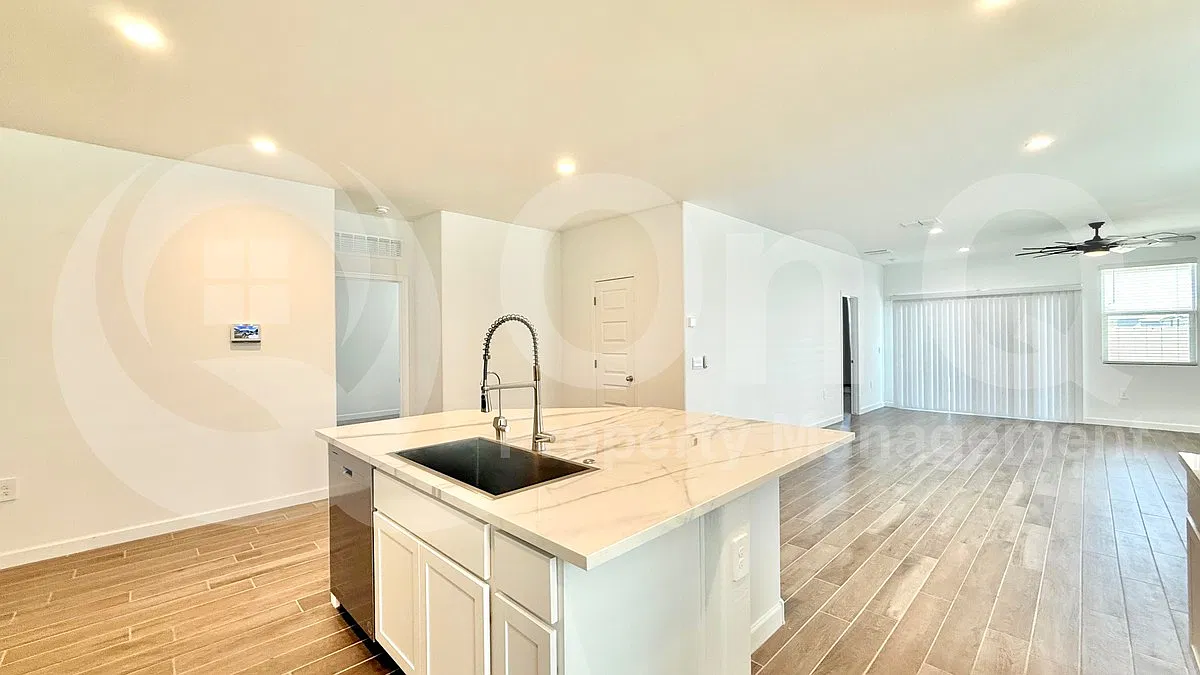 4 bed, 2.0 bath, 2000 sqft, $2,399 — Photo 3