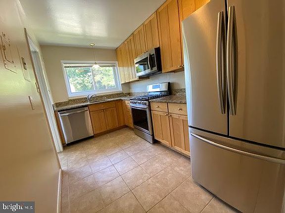 2nd image of 10625 Weymouth St #W204