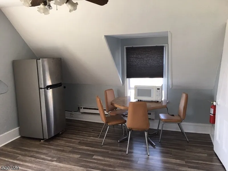 2 bed, 1.0 bath, $2,200 — Photo 3