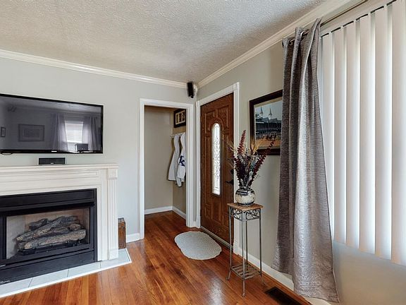 5th image of 222 E Lowry Ln