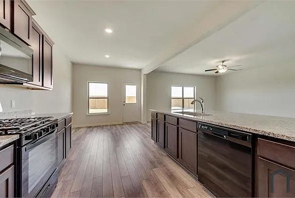 4 bed, 2153 sqft, $2,495 — Photo 4