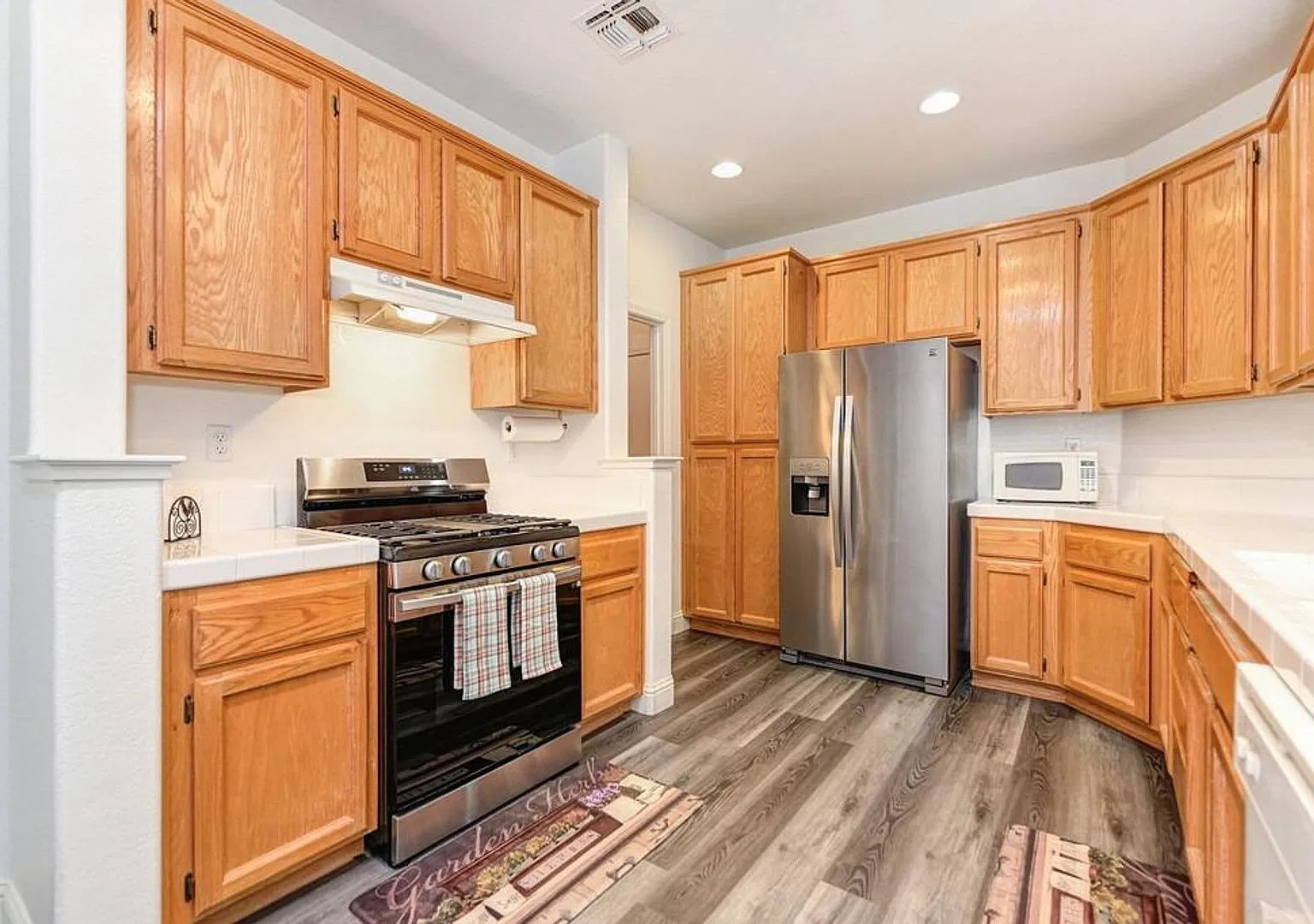 Cozy And Clean 3 Bed, 2 Bath, One Story With Spacious Backyard And Covered Porch — Photo 3