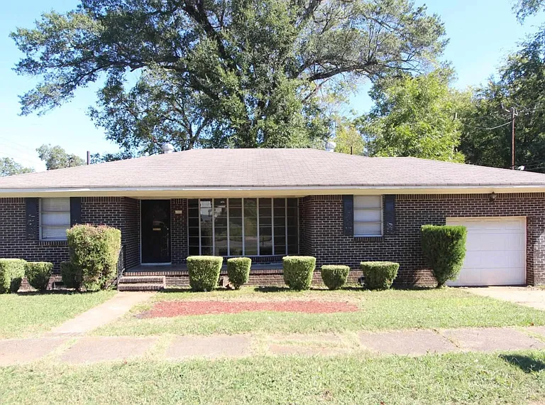 5709 Court H — Photo 2