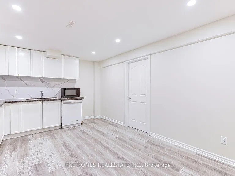 28 Rockwood Cres #LOWER — Photo 3