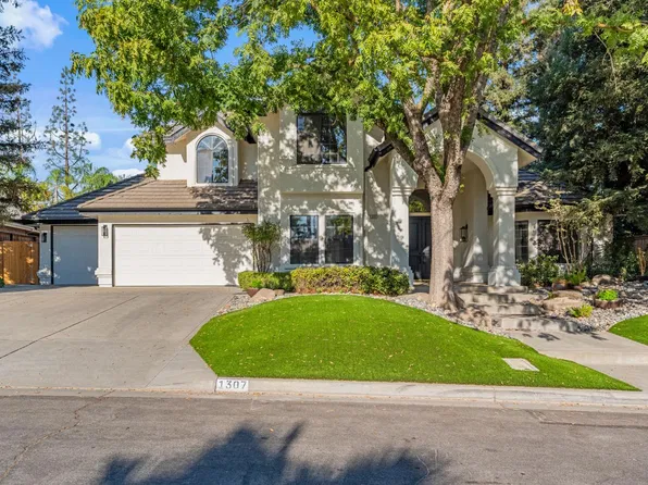 1307 E Saint James Cir, Fresno, CA 93720
