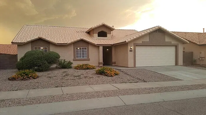 4 bed, 2.0 bath, 2156 sqft, $2,050 — Photo 2