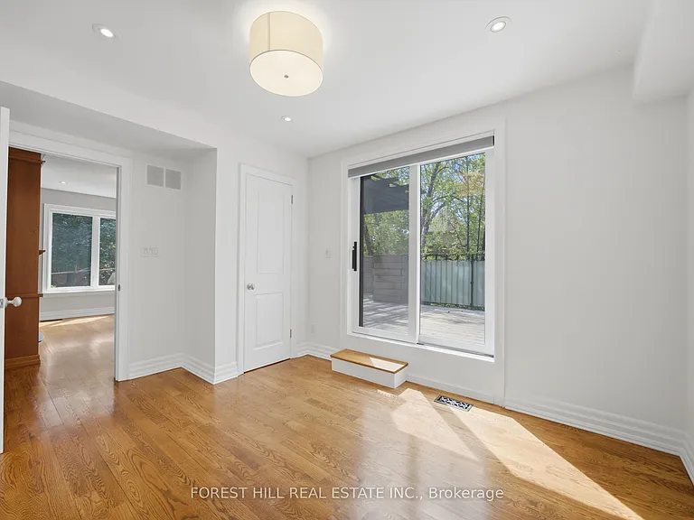 52 Shaftesbury Ave — Photo 15
