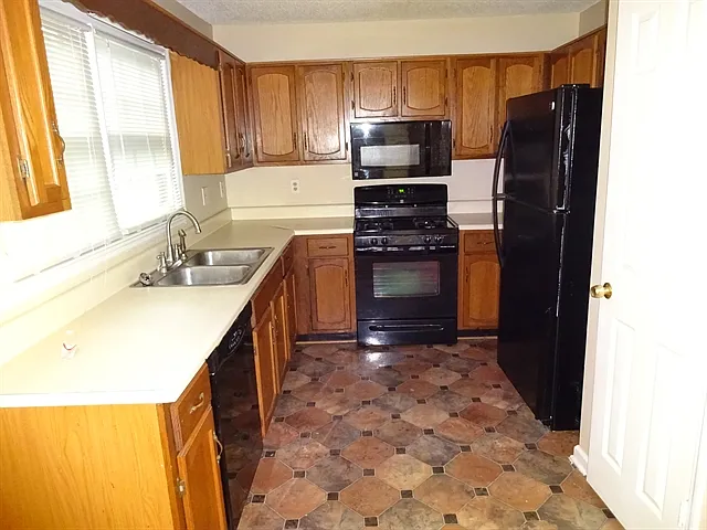 2442 Country Lake Ln — Photo 2