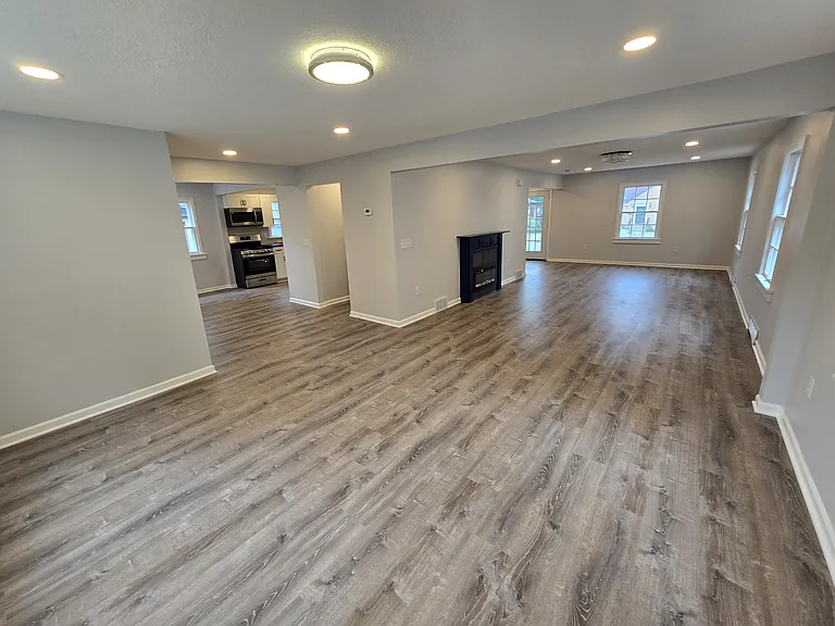 216 Robert Ave — Photo 6