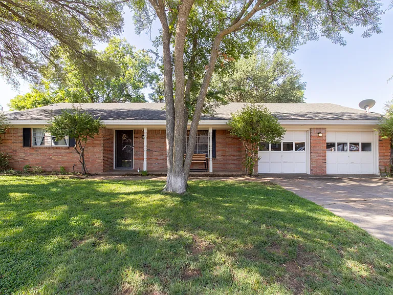 1535 Primrose Dr — Photo 2