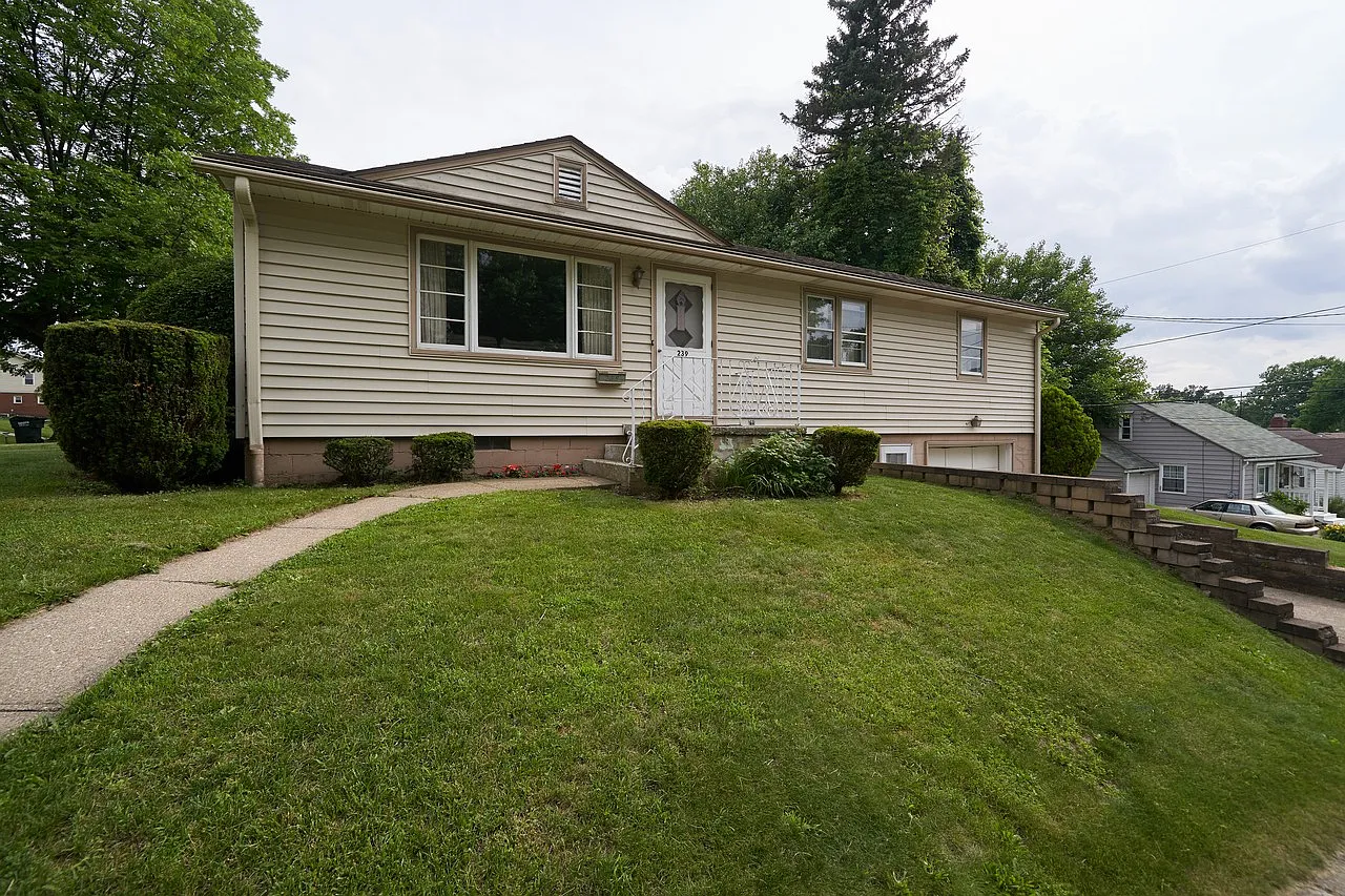 239 Willow Ave NE photo 1