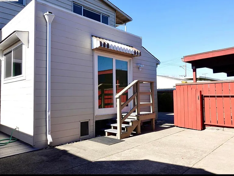 1238 Liberty St — Photo 9