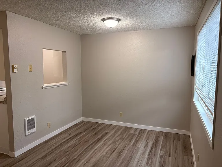 ZhH608 - R Street Apts — Photo 10