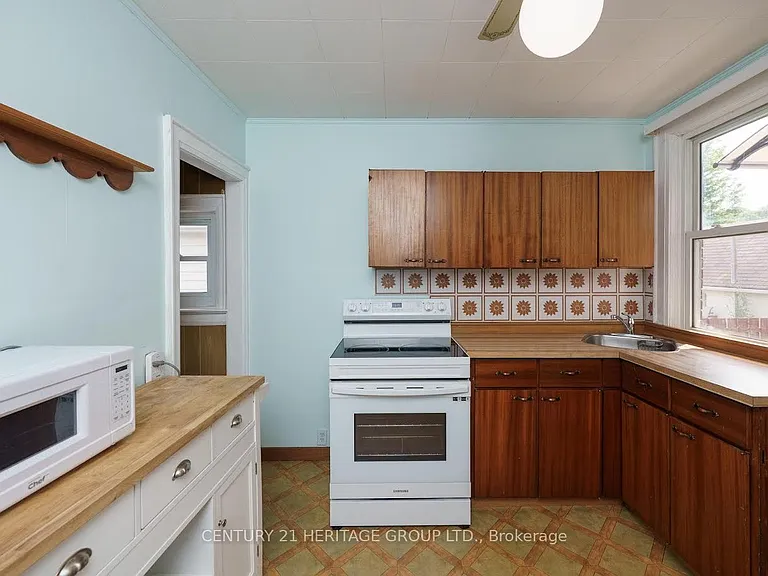 203 Hibbert Ave — Photo 12
