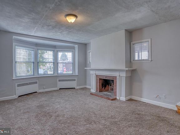 3rd image of 3101 N Van Buren St