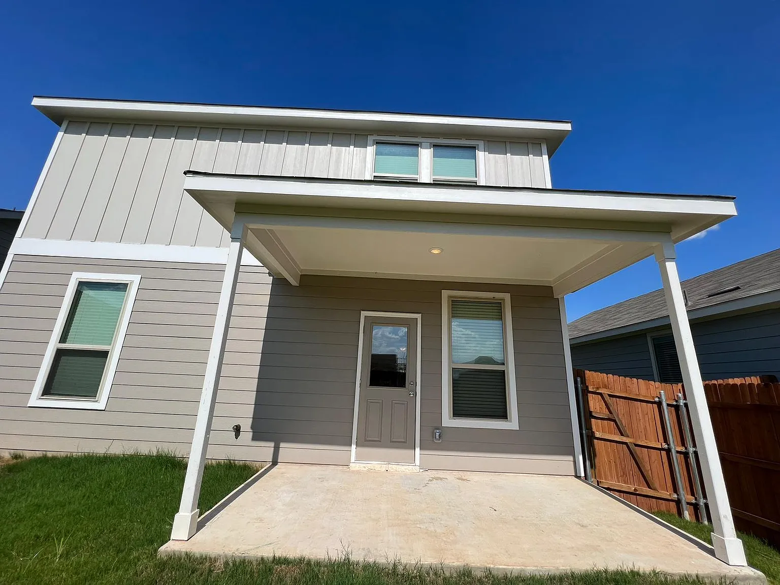 4 bed, 3.0 bath, 2041 sqft, $2,195 — Photo 2
