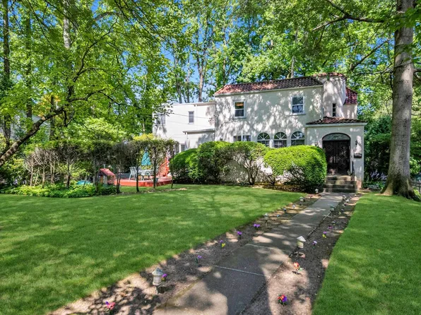 23 Burbury Lane, Great Neck, NY 11023