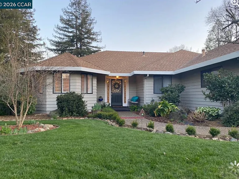 2904 Canterbury Cir — Photo 1