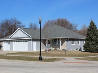 513 Bel Air Dr, Waverly, IA 50677
