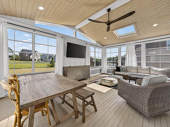 5th image of 556 Crimson Oak Ln