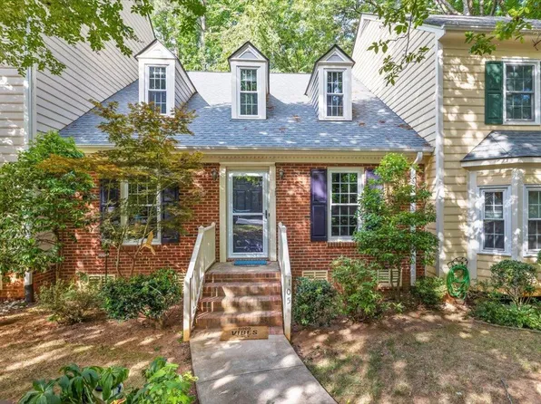 105 Hedgerow Ct, Cary, NC 27513