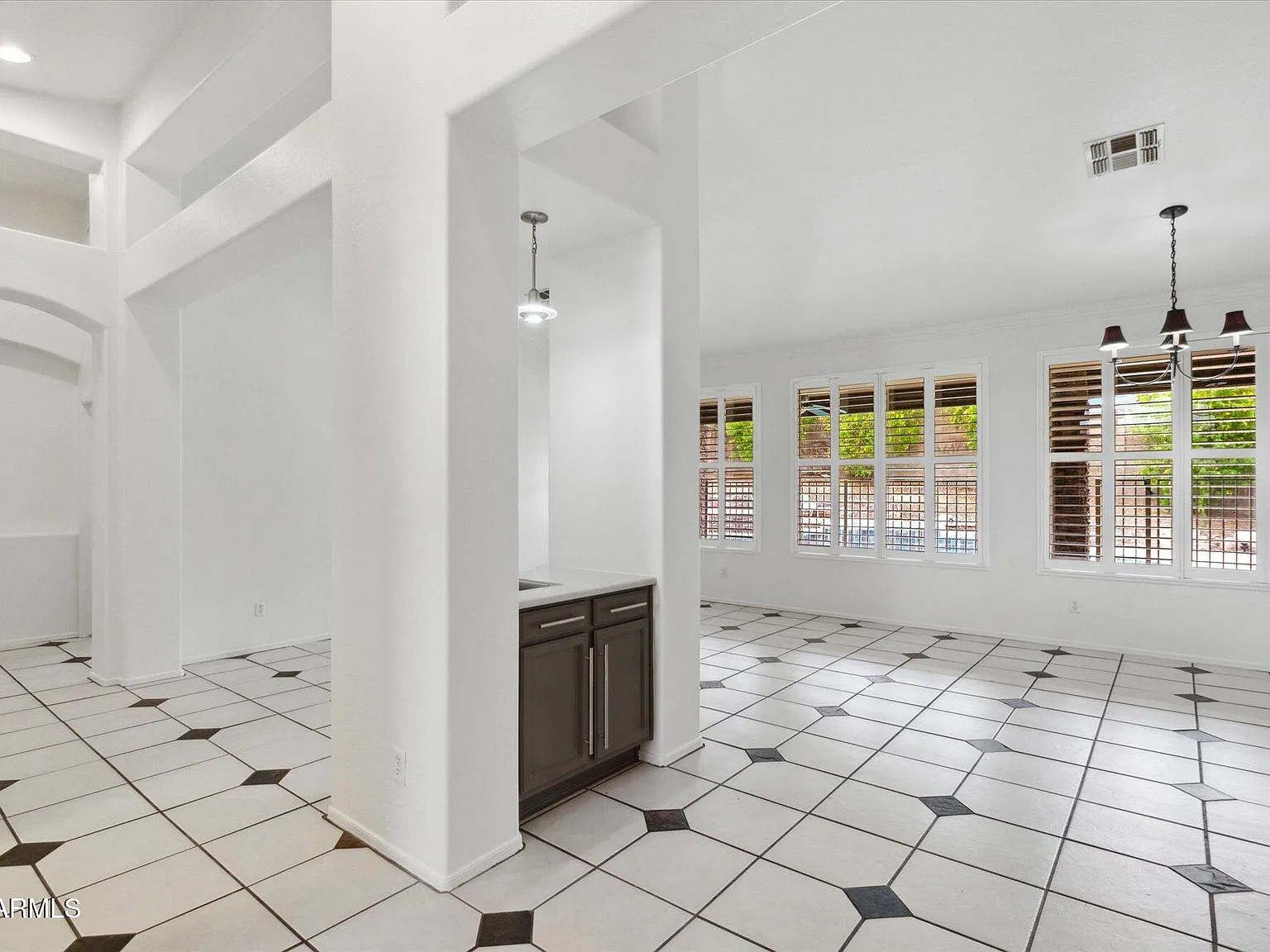 4 bed, 2.0 bath, 2337 sqft, $2,950 — Photo 4
