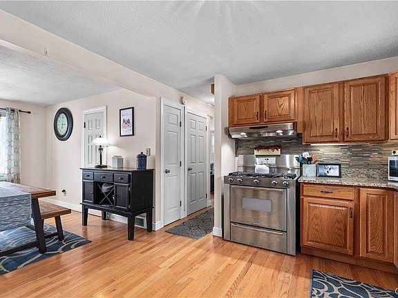 5th image of 211 Crestwood Dr