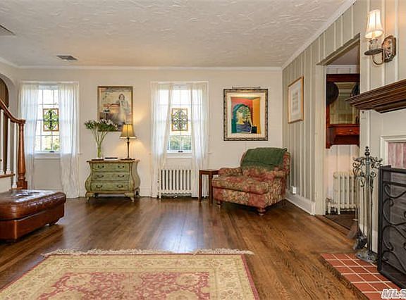 4th image of 8 Revere Ct