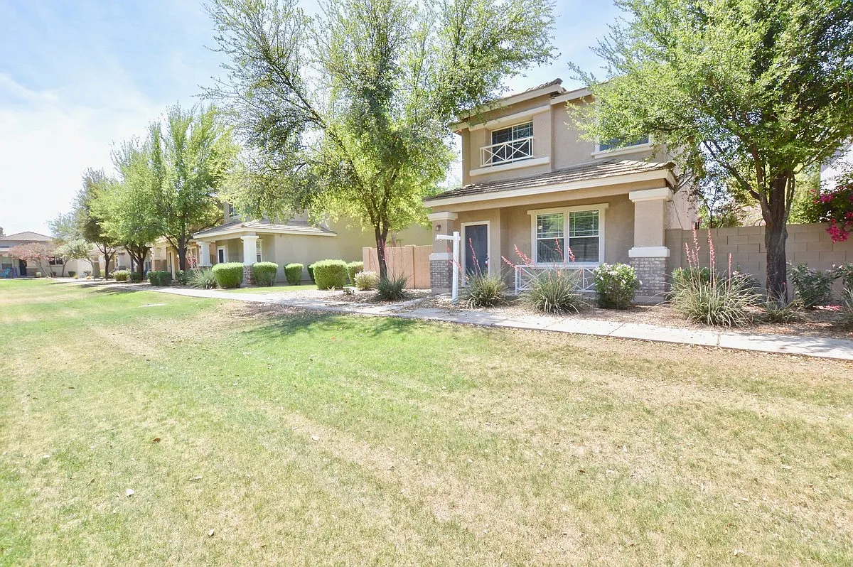 3 bed, 3.0 bath, 1375 sqft, $2,100 — Photo 2