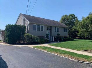 916 Harding St, Bohemia, NY 11716